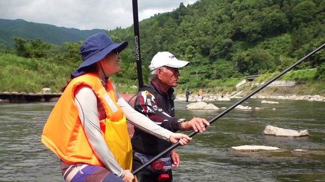 名人がアユ釣りのコツを伝授