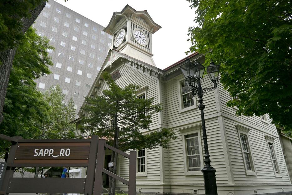 休館を伴う改修工事の実施が検討されている「札幌市時計台」＝8日午後、札幌市