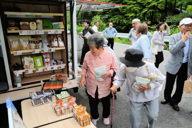 移動販売車に積まれた菓子を手に取る住民たち（京都市左京区久多）