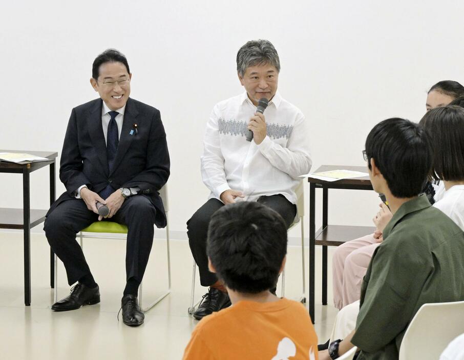 映画の作品づくりに取り組む中学生と意見交換する岸田首相（左）と映画監督の是枝裕和氏＝7日午前、東京都大田区（代表撮影）