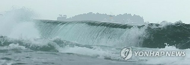 台風9号が接近し、押し寄せる波が強まる済州道西帰浦市の海岸＝20日、西帰浦（聯合ニュース）