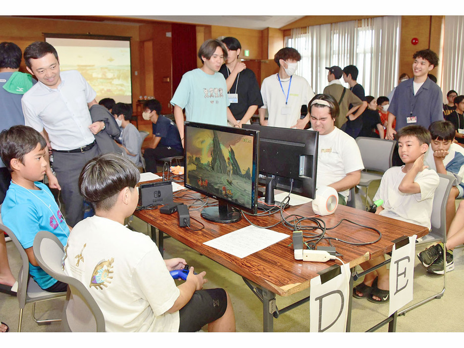 島内外の51人が参加し対戦ゲームで競ったeスポーツ大会＝23日、鹿児島県奄美市名瀬