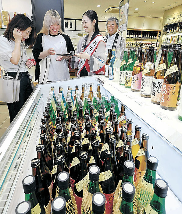 店頭に並んだ季節酒「ひやおろし」＝昨年９月、金沢市内の百貨店