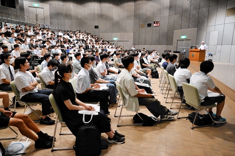 大学のカリキュラムや入試制度について説明を受ける参加者