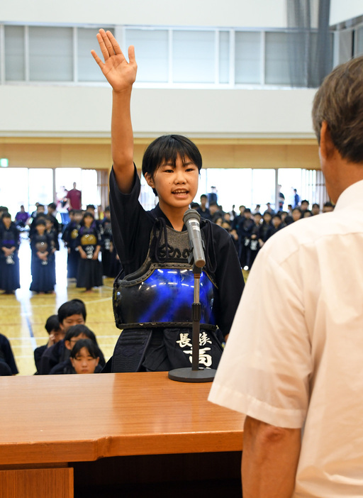 選手宣誓する髙橋選手＝鴨川