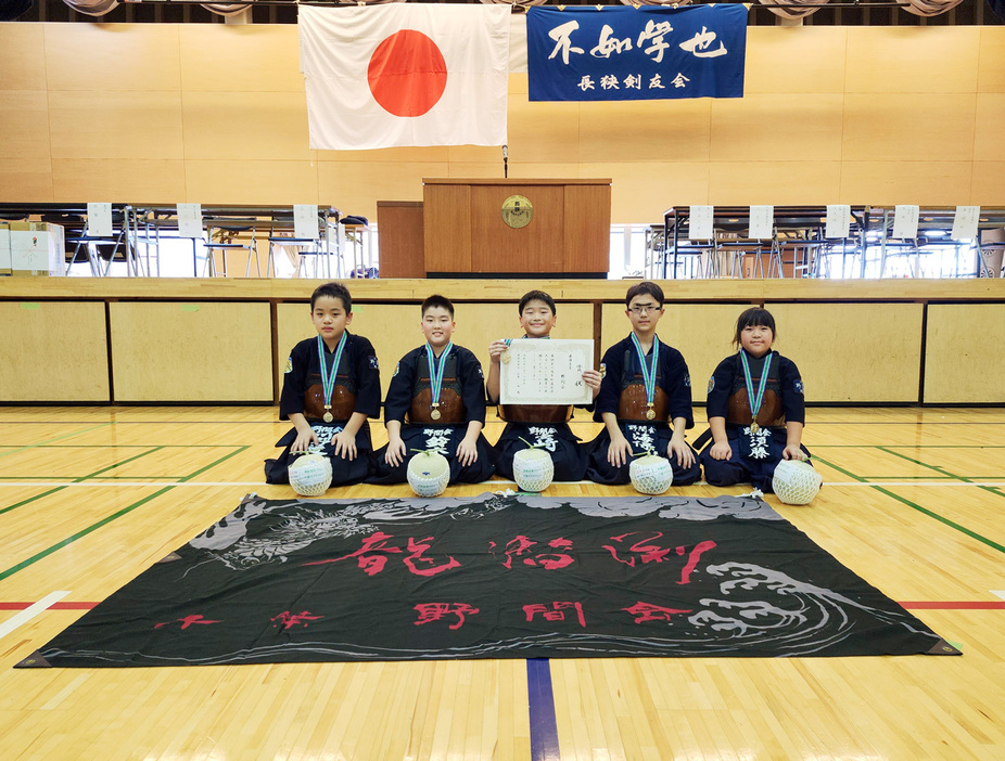 優勝した野間会のメンバー＝同