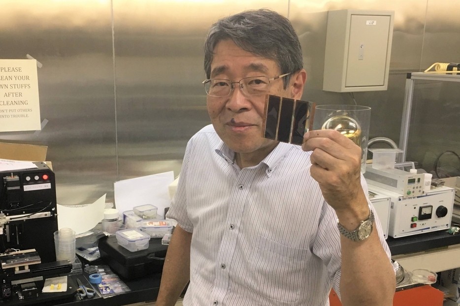 ペロブスカイト太陽電池と、その〝生みの親〟として知られる宮坂力・桐蔭横浜大学特任教授