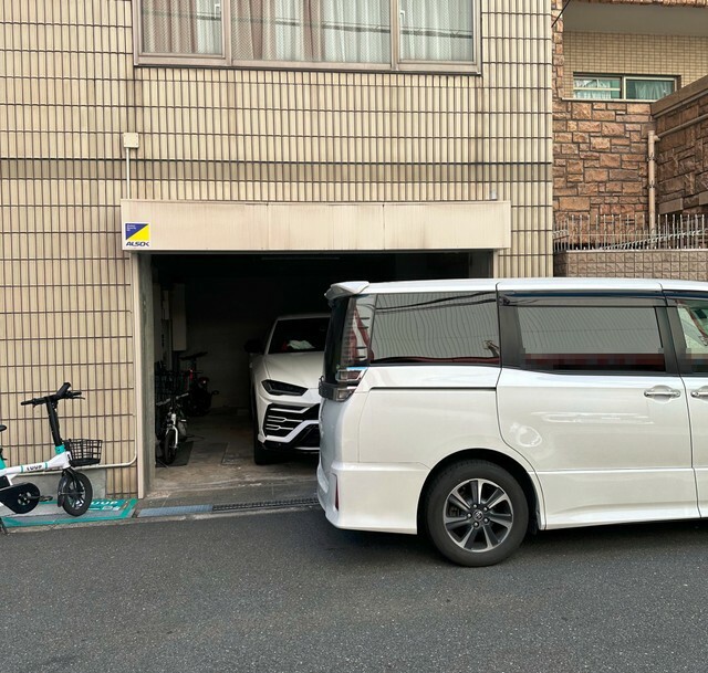 駐車場の真ん前に停められた車…迷惑千万です！ ※岡田のぶゆきさん提供（一部加工）