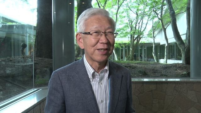 日本テレビのインタビューを受ける旭化成・小堀秀毅会長＝7月、長野・軽井沢で