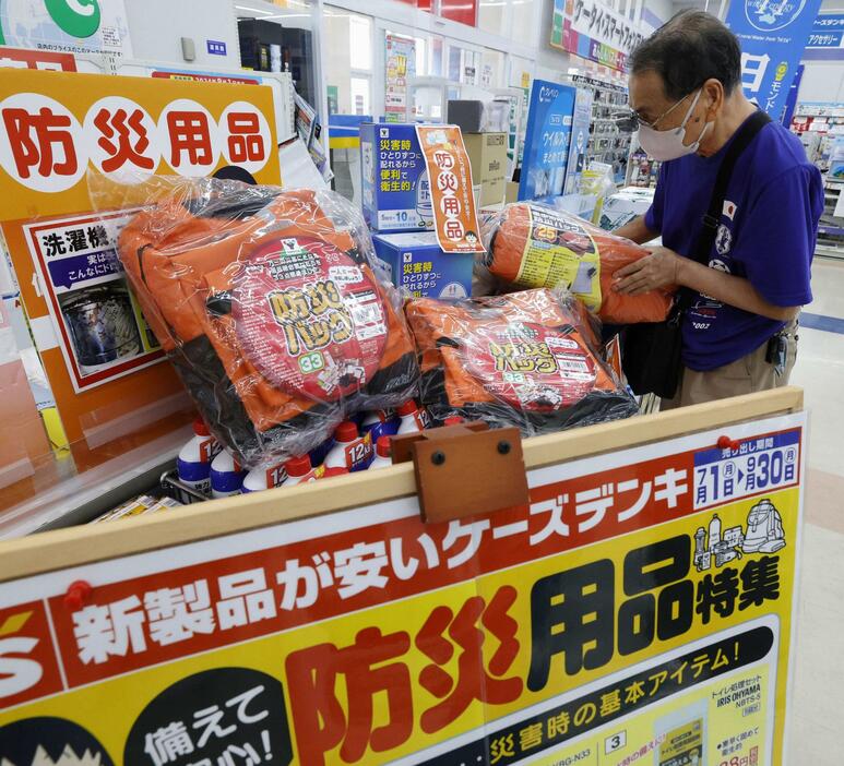 家電量販店の防災用品コーナー＝9日