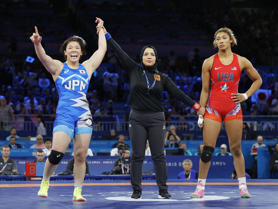 女子76キロ級決勝　米国選手（右）を破り、金メダルを獲得した鏡優翔＝パリ（共同）