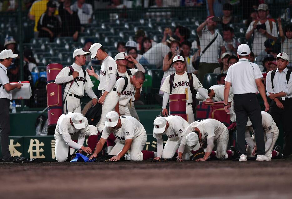 　タイブレークの末に大社にサヨナラ負けし、号泣しながら甲子園の土を持ちかえる早稲田実ナイン＝８月１７日