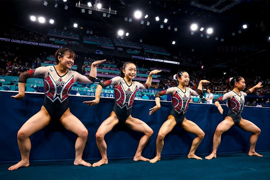 予選を5位で通過して決勝進出を決め、独特のポーズを披露した体操女子日本代表。左から牛奥小羽選手、岡村真選手、中村遥香選手、岸里奈選手（ロイター）