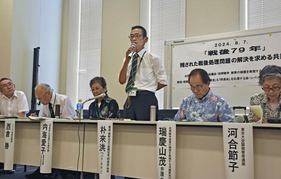 記者会見する「同進会」の朴來洪会長（右から3人目）ら＝7日午後、東京都内