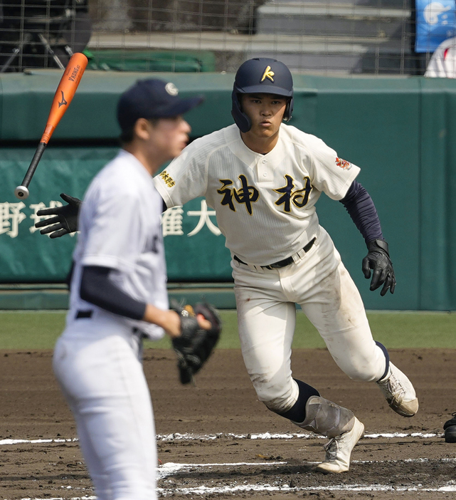 中京大中京―神村学園　6回表神村学園2死三塁、今村が中前に適時打を放つ。投手中井＝甲子園