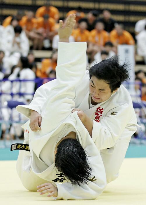 女子78キロ超級決勝で国士舘・荻野友里（下）を攻める佐賀商・井上朋香＝レゾナック武道SC