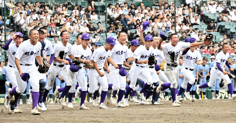 　試合に勝利し、歓喜する関東第一ナイン（撮影・今井雅貴）