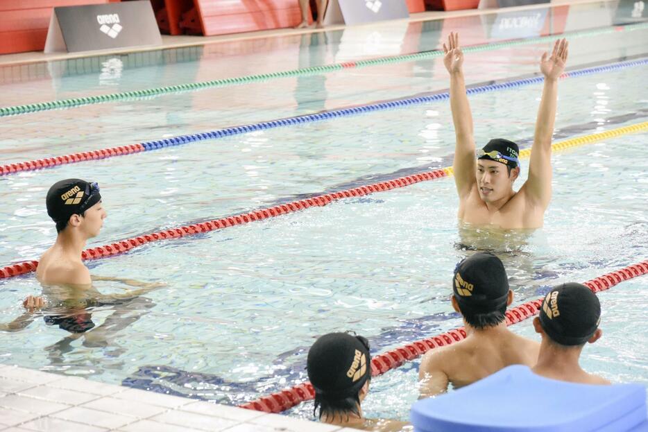 イベントで子どもたちに指導する競泳男子の本多灯（右上）＝26日、東京都豊島区