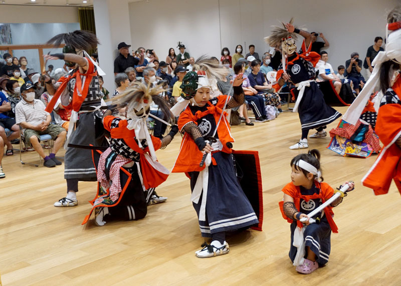 来場者を前に演舞する谷地鬼剣舞の踊り手たち＝北上市保健・子育て支援複合施設hoKko