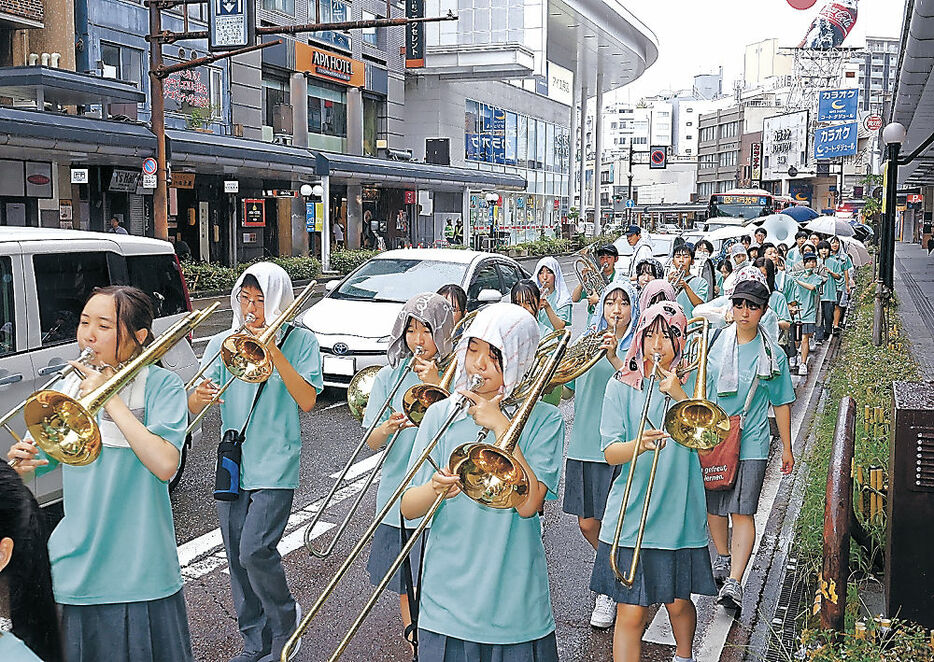 演奏を響かせながら練り歩く生徒＝２９日午前１０時半、金沢市片町１丁目