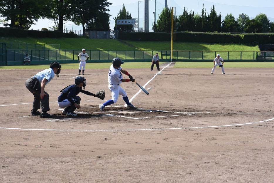 熱戦を繰り広げる選手たち（津山商業ー津山戦）=岡山県津山市で