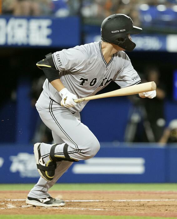 3回巨人2死満塁、井上が遊撃に適時内野安打を放つ＝横浜