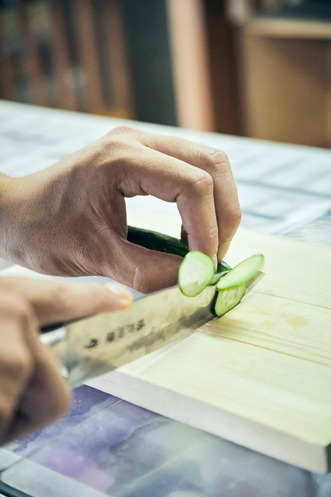 野菜を持参すれば誰でも試し切りができる。取材時は25年ほど使っていた包丁を使わせていただいたけど、それでもこの切れ味。料理の幅がグッと広がるはず。