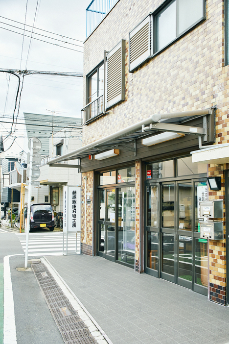 学芸大学駅から西小山方面へ徒歩20分。碑文谷の閑静な住宅街にポツンと佇む。