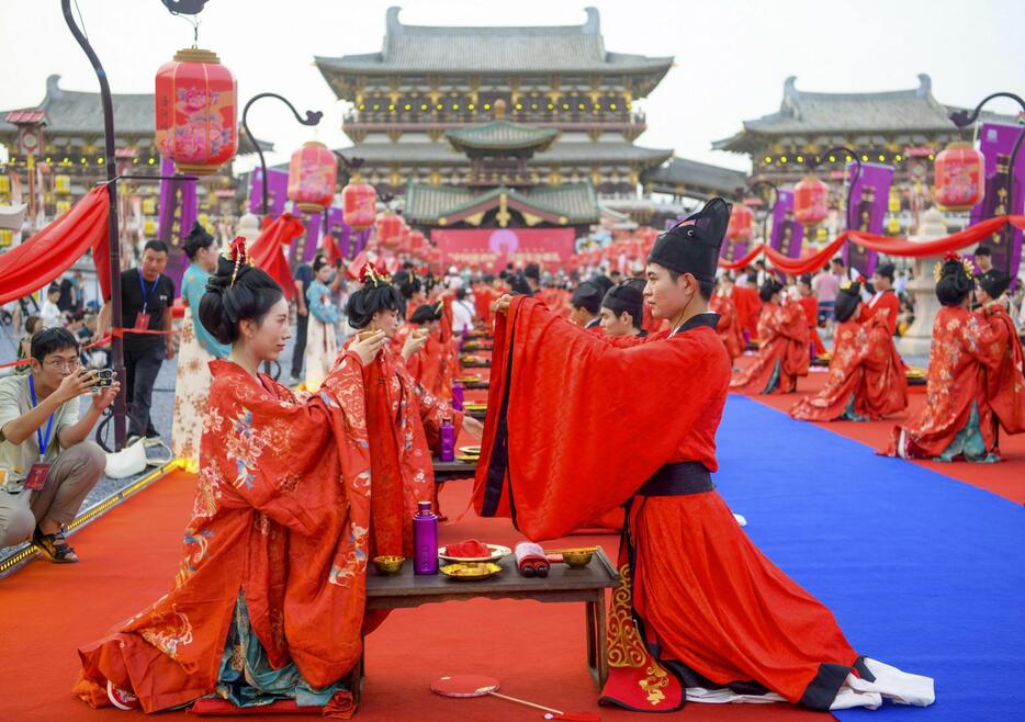 漢服を着用して結婚イベントに参加するカップルら＝10日、中国河南省洛陽市（共同）