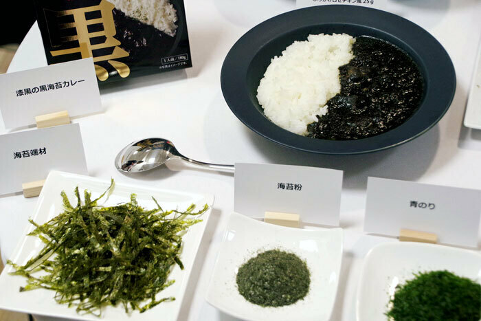 漆黒の黒海苔カレー。手前の海苔粉は1食分に使う量