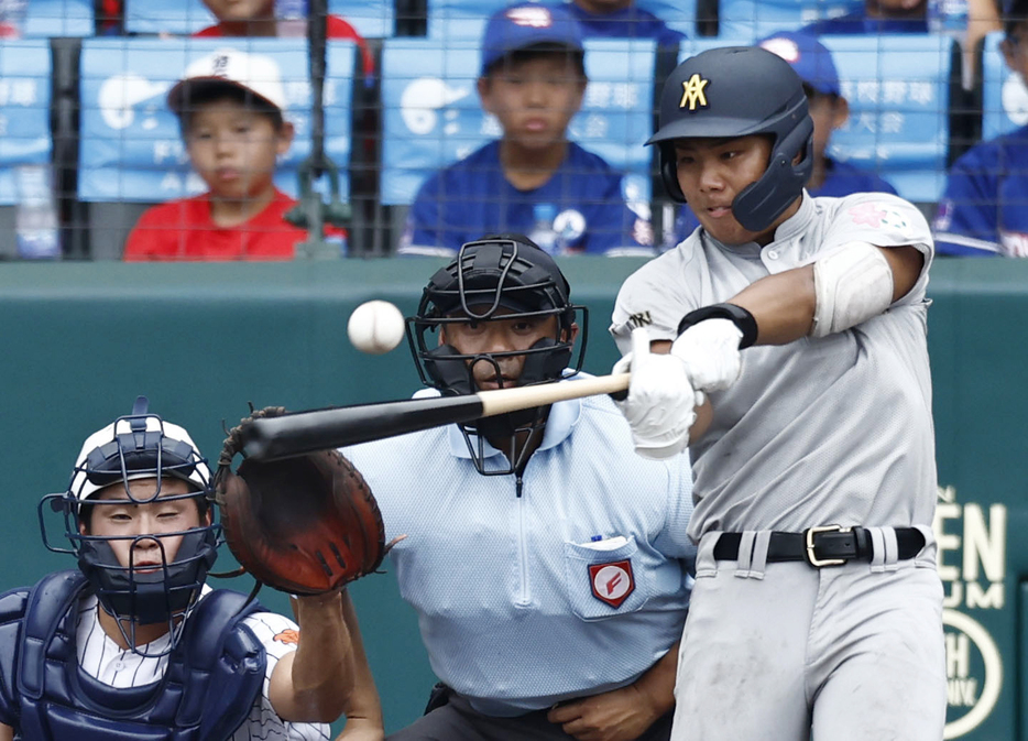 青森山田―滋賀学園　7回裏青森山田2死三塁、吉川が先制の左前打を放つ。捕手杉本＝甲子園