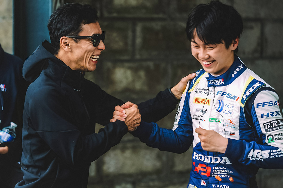 フランスF4の現場視察に訪れた佐藤琢磨と加藤大翔