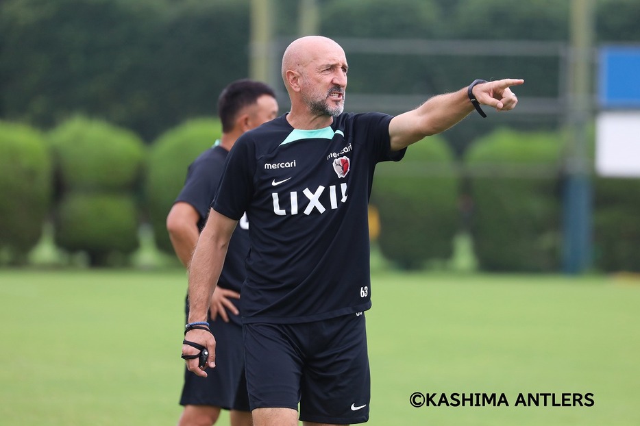 鹿島アントラーズのトレーニングを行なうランコ・ポポヴィッチ監督（写真◎KASHIMA ANTLERS）