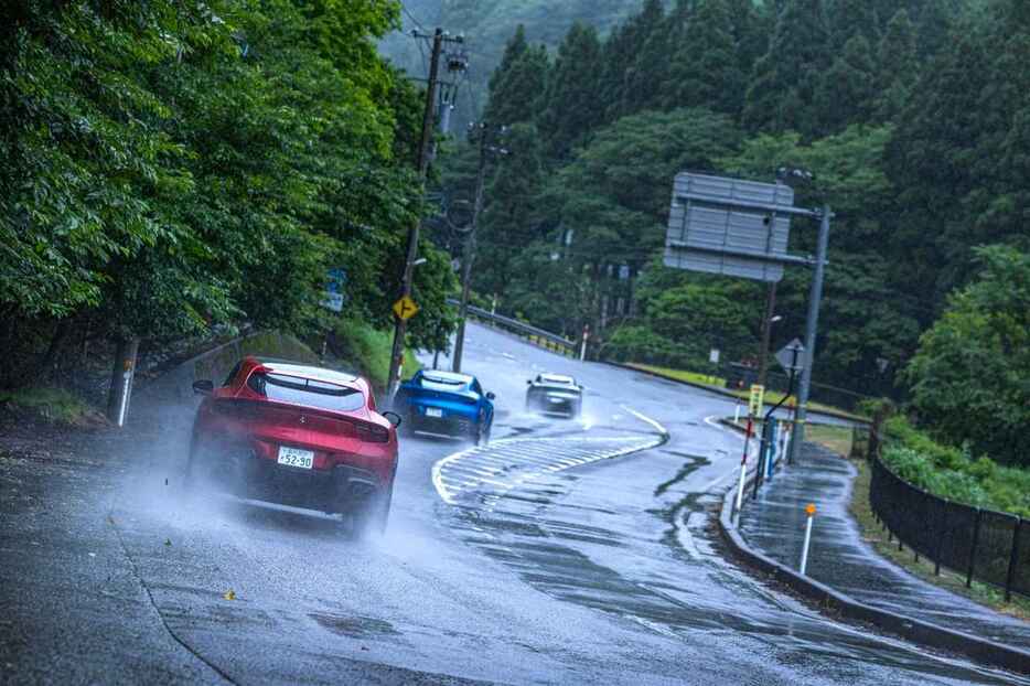 雨の中でも滑らかに走行する3台のプロサングエ　PHOTOGRAPH: COURTESY OF FERRARI JAPAN