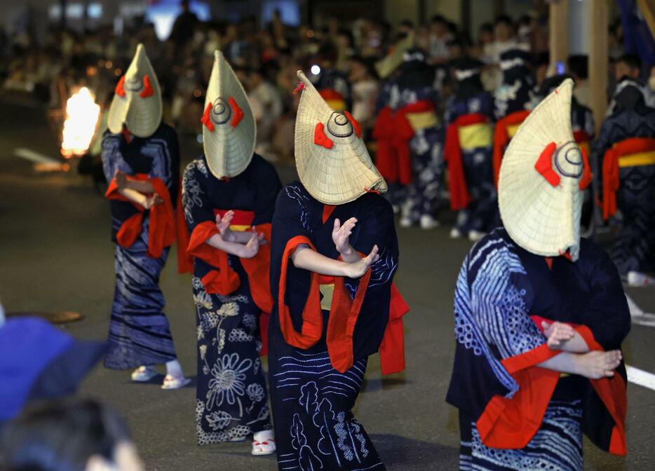 「西馬音内の盆踊」で舞を披露する踊り手＝16日夜、秋田県羽後町