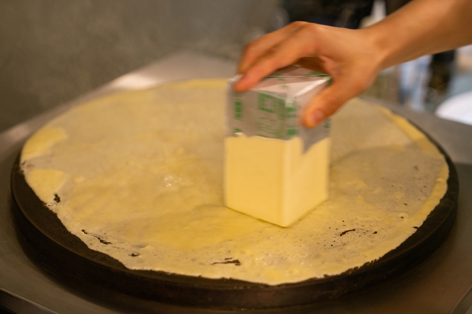 生地を焼く時には無塩バター、焼き上げてからのせるのは有塩バター、と使い分けている