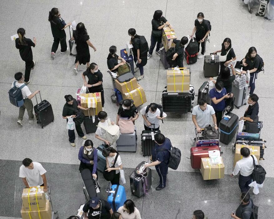 平壌に向かうため経由地の北京の空港に到着した、朝鮮大学校に所属する学生ら＝26日（共同）