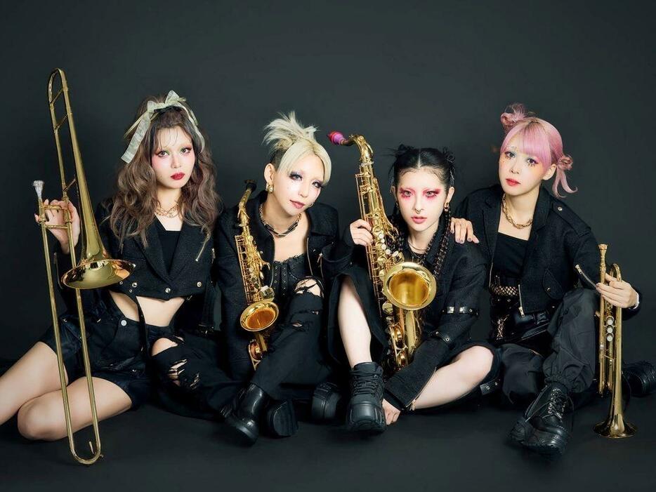 　ＭＯＳの（左から）Ｅｍａ、ＡＭＩ、Ｌｏｔｔａ、Ｍｉｙｕ