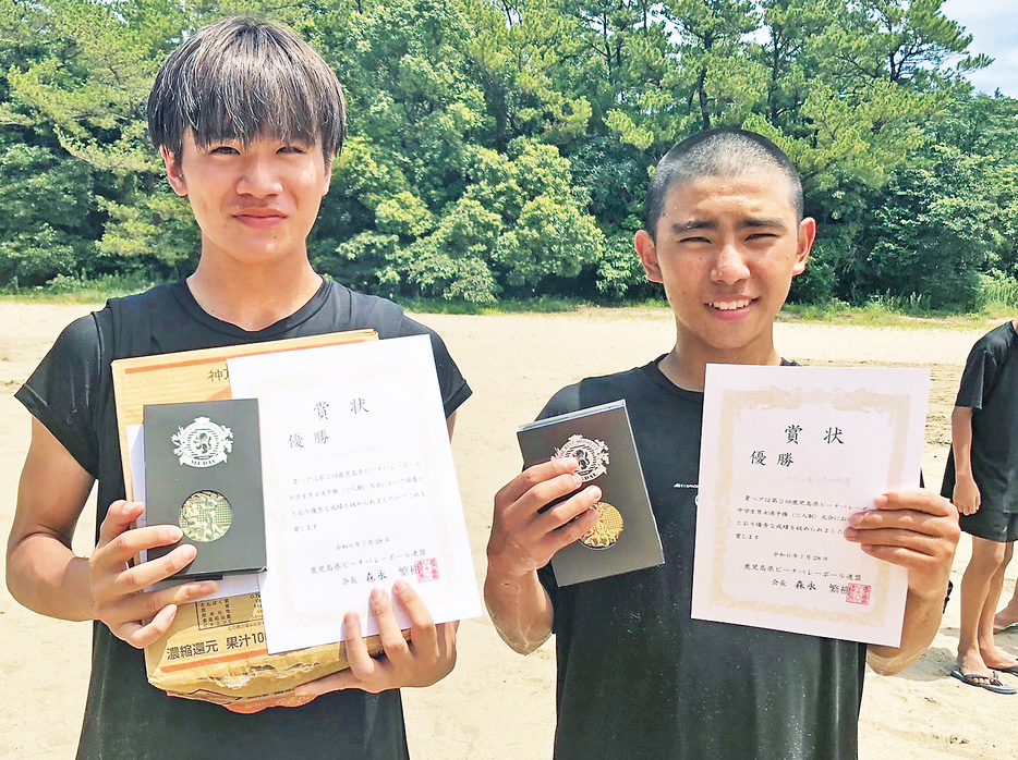 県ビーチバレーボール中学生男女選手権で初優勝した伊集院巧（左）・山元勇昇組（提供写真）