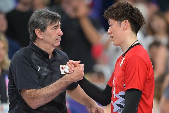 パリ五輪の準々決勝敗退後、握手を交わすブラン監督（左）と石川（右）。写真：金子拓弥（THE DIGEST写真部／JMPA代表撮影）