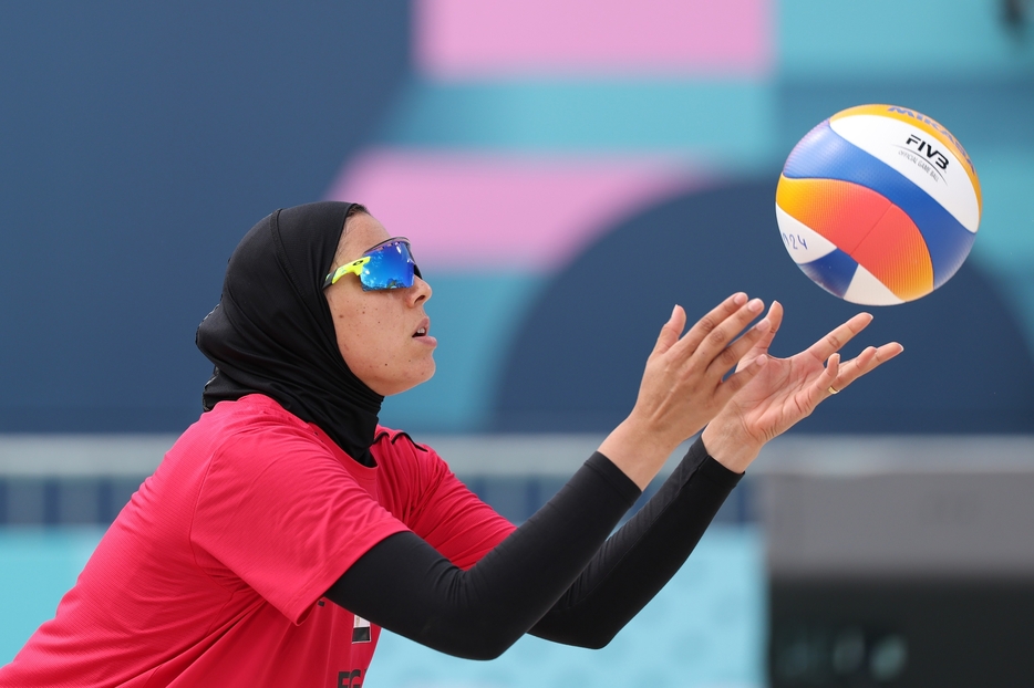 女子ビーチバレーのエジプト代表選手はヒジャブを着用してプレーした(C)Getty Images