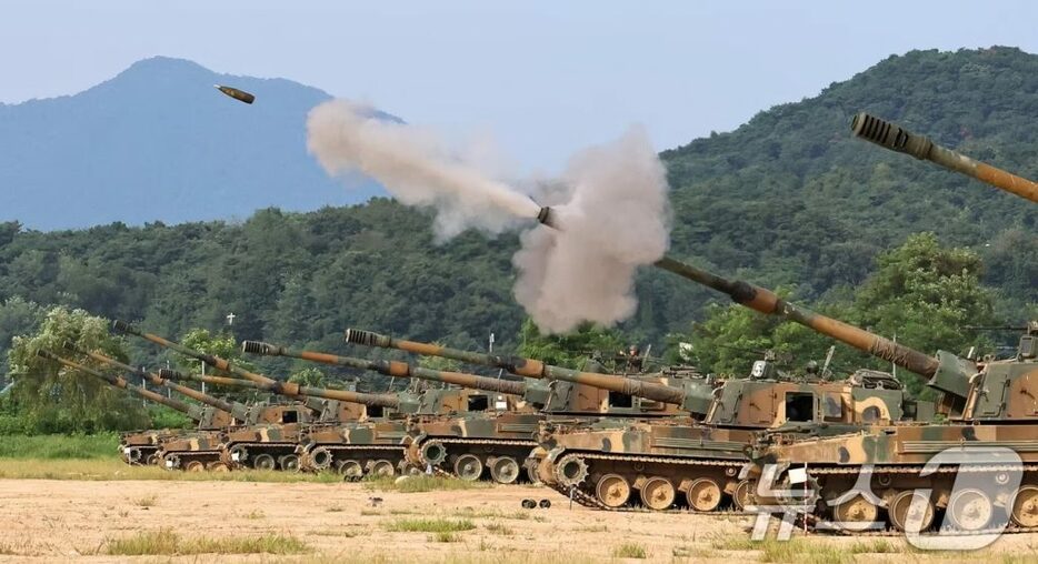 砲弾を発射する陸軍第7砲兵旅団の自走砲(c)news1