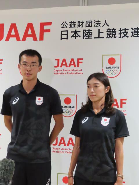 ペアを組んだ岡田久美子選手（右）とともにパリ五輪を振り返る川野将虎選手＝１１日午後、羽田空港