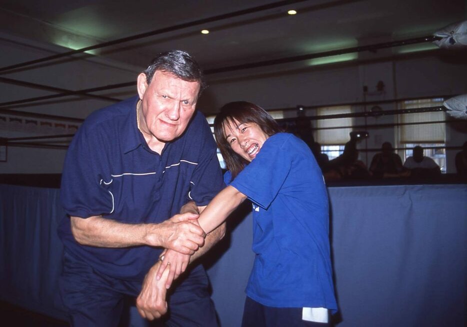 初渡米では、往年の名レスラー、キラー・コワルスキーの道場で修行し女子選手で初めてニードロップを伝授される。