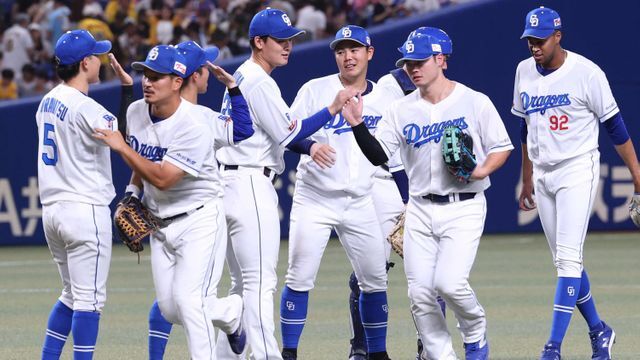 逆転勝利を飾った中日の選手ら(写真：時事)