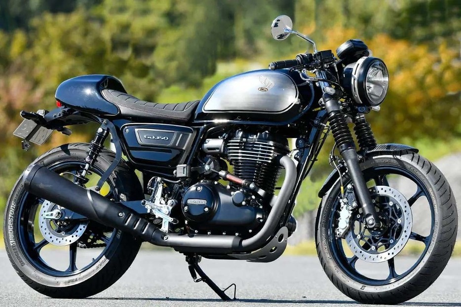 スタイリッシュさと、コンパクトな愛らしさを同居させたアクティブのホンダGB350S。足まわりにもしっかりと手が入り、走りの楽しさを提案！