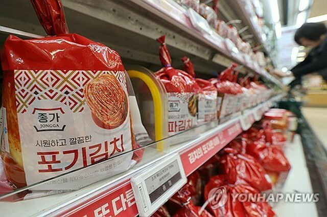 ソウル市内の大型スーパーで販売されているキムチ（資料写真）＝（聯合ニュース）