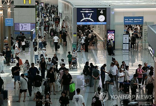 混雑する8月5日の仁川空港の様子＝（聯合ニュース）