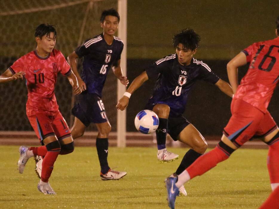 U-18日本代表のMF大谷湊斗(昌平高、右)が中盤でU-18韓国代表の10番MFジン・テホ(全北現代U-18)と競り合う(Taro YOSHIDA)