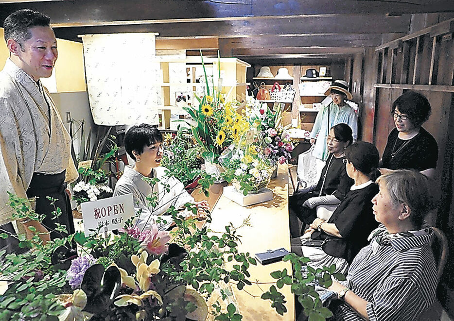 開店を喜ぶ来店客と関係者＝高岡市の山町ヴァレー